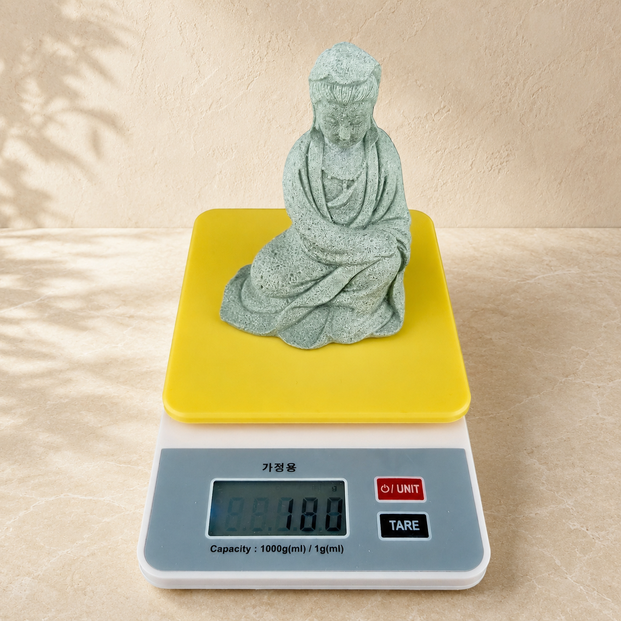 관세음보살불상 두 번째 관세음보살불상을 전자저울에 올려 무게를 확인하는 모습 이미지