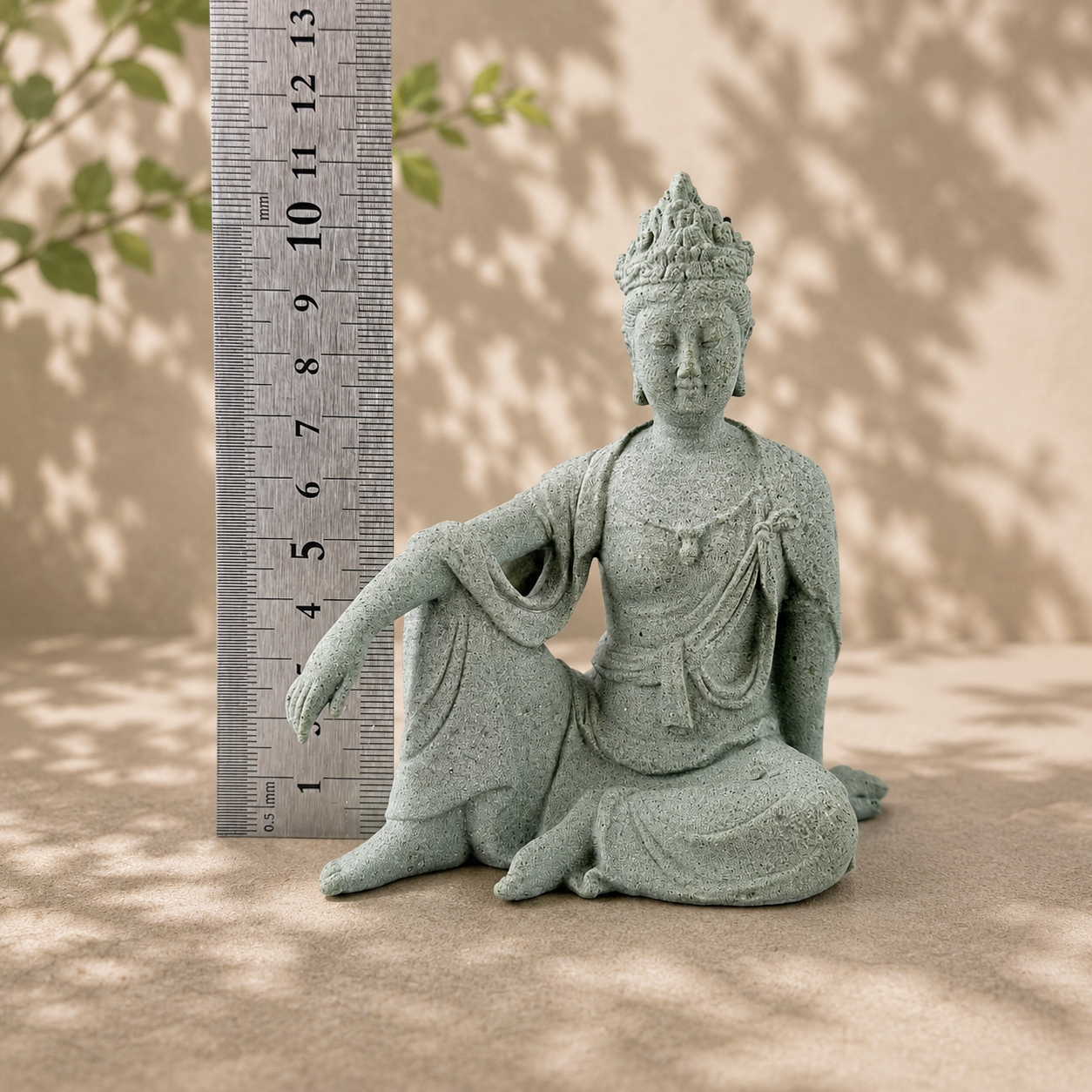 수월관음상 세로 자 옆에 수월관음상을 놓아 약 10.8cm 높이를 확인하는 모습 이미지