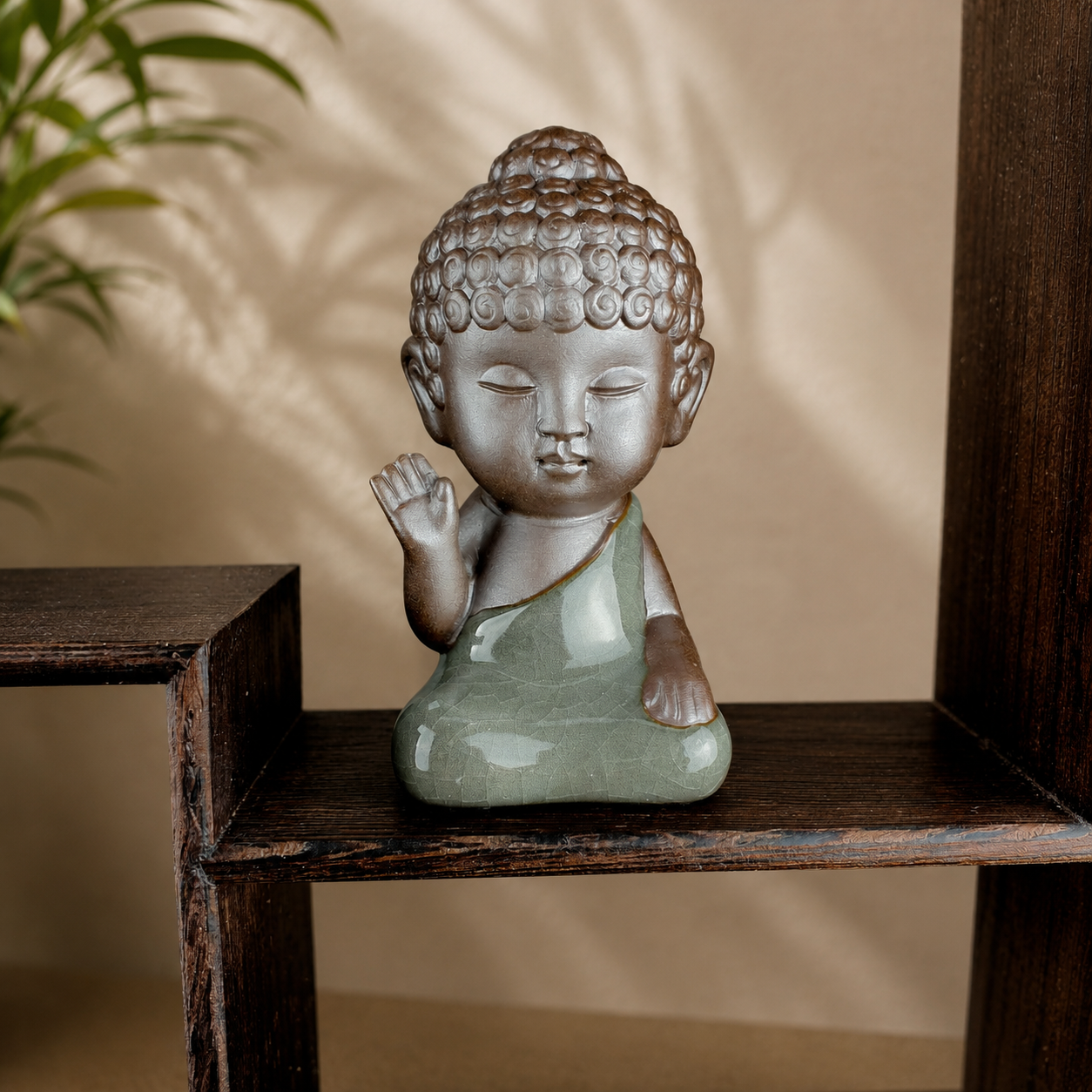 미니불상 한 손을 들어 올린 미니불상의 표정과 손동작을 본 모습 이미지