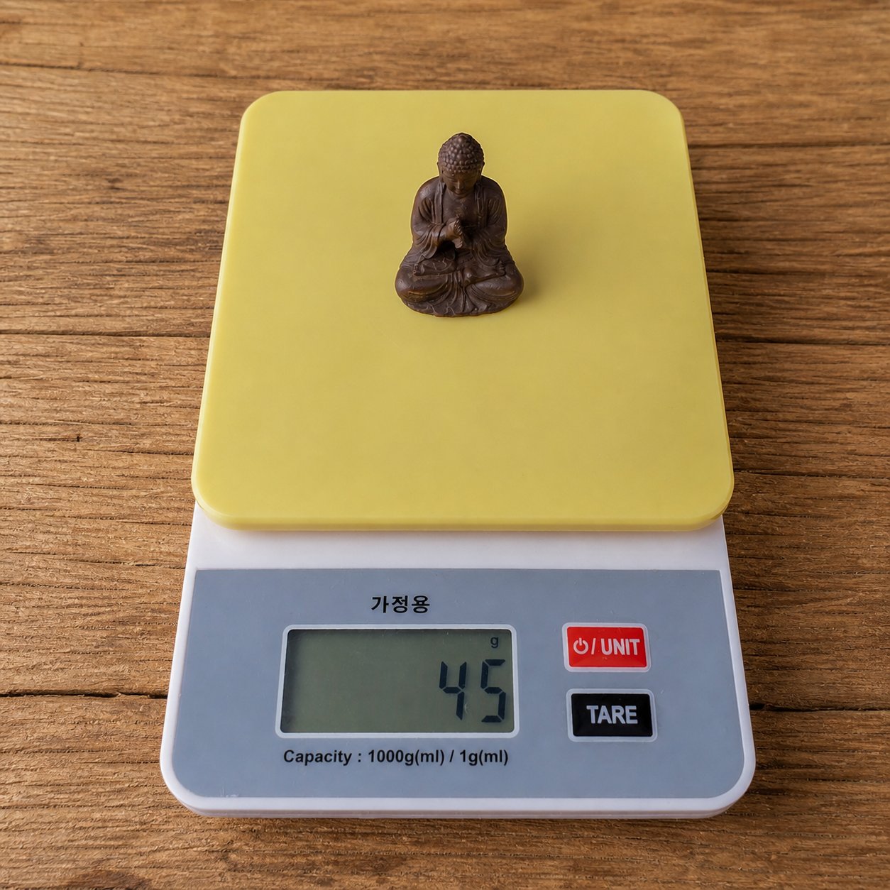 비로자나불 전자저울에 올려 약 45g 무게를 확인하는 모습 이미지