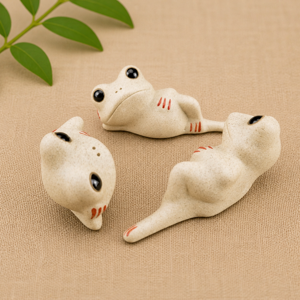 불교개구리 여러 디자인을 함께 두면 작은 불교굿즈 컬렉션처럼 보입니다 이미지
