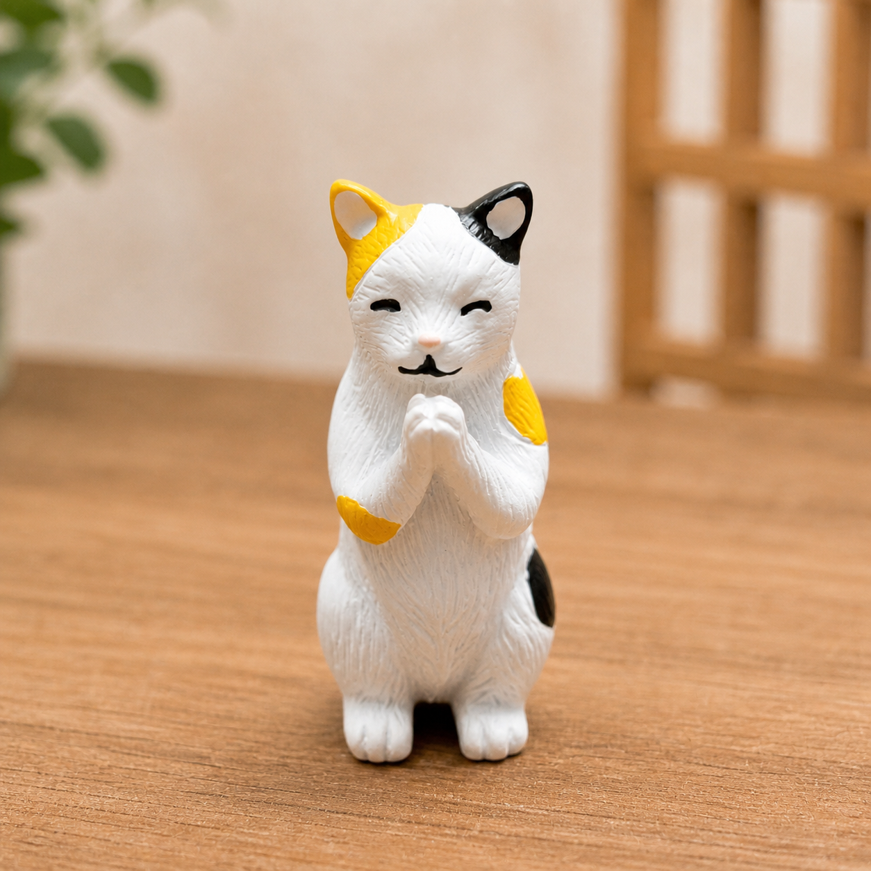 합장고양이 두 손을 모은 자세와 순한 표정이 보이는 정면 이미지