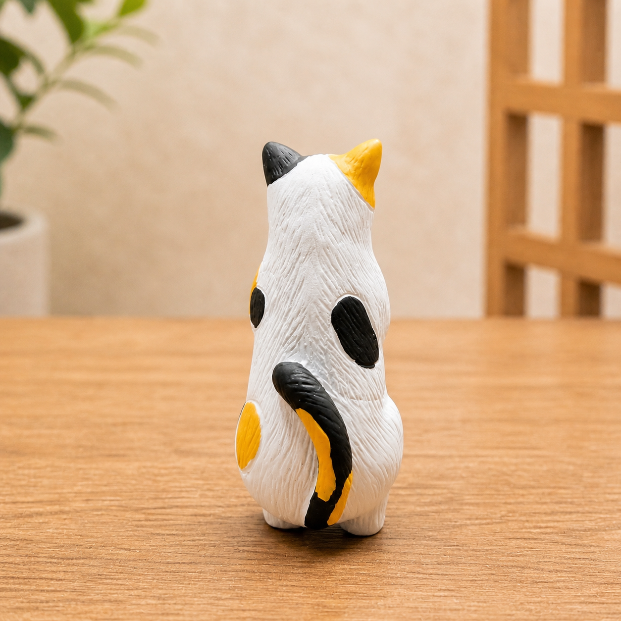 무늬와 꼬리 라인이 보이는 합장고양이 뒷모습 이미지