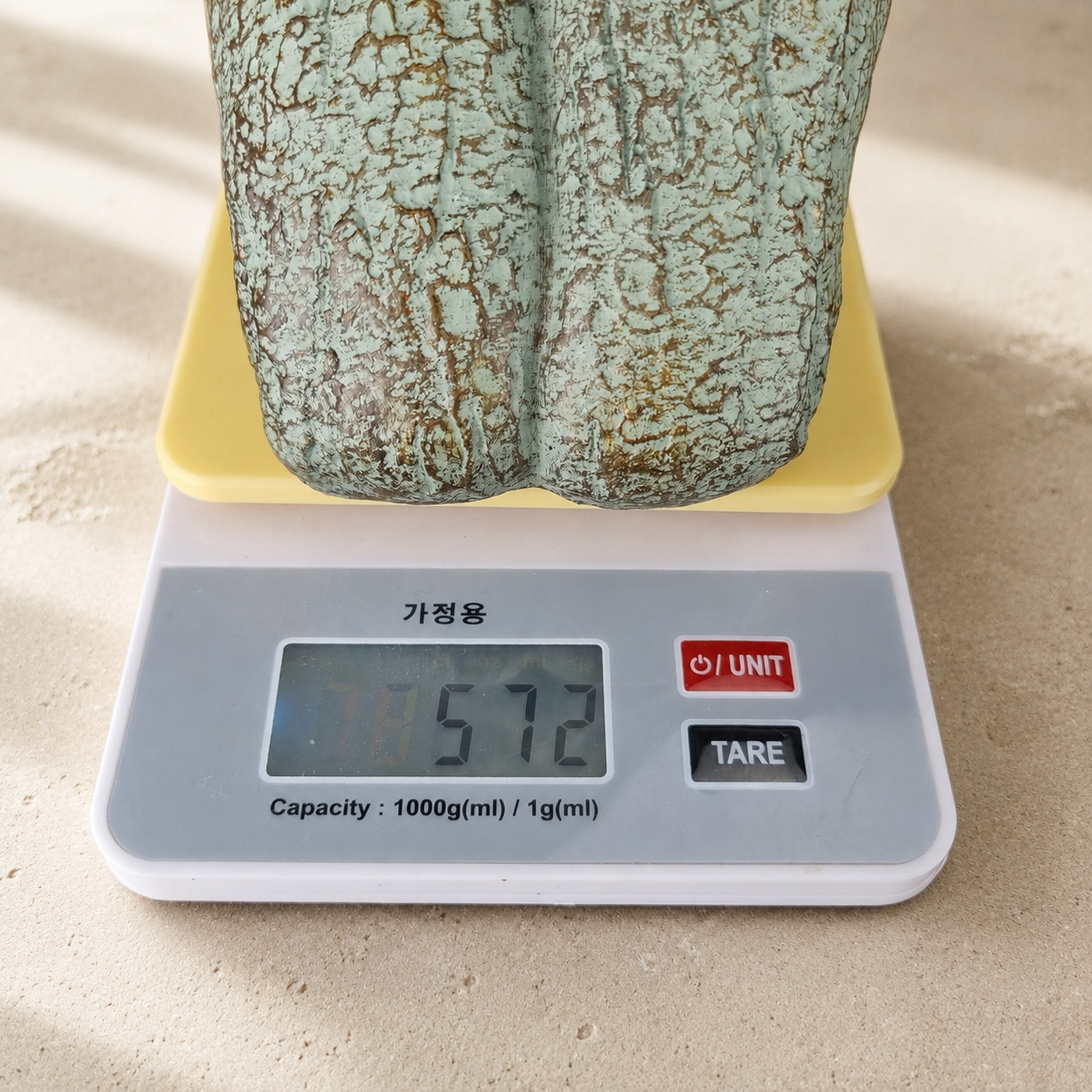 인테리어불상 인테리어불상을 전자저울에 올려 약 572g 무게를 확인하는 모습 이미지