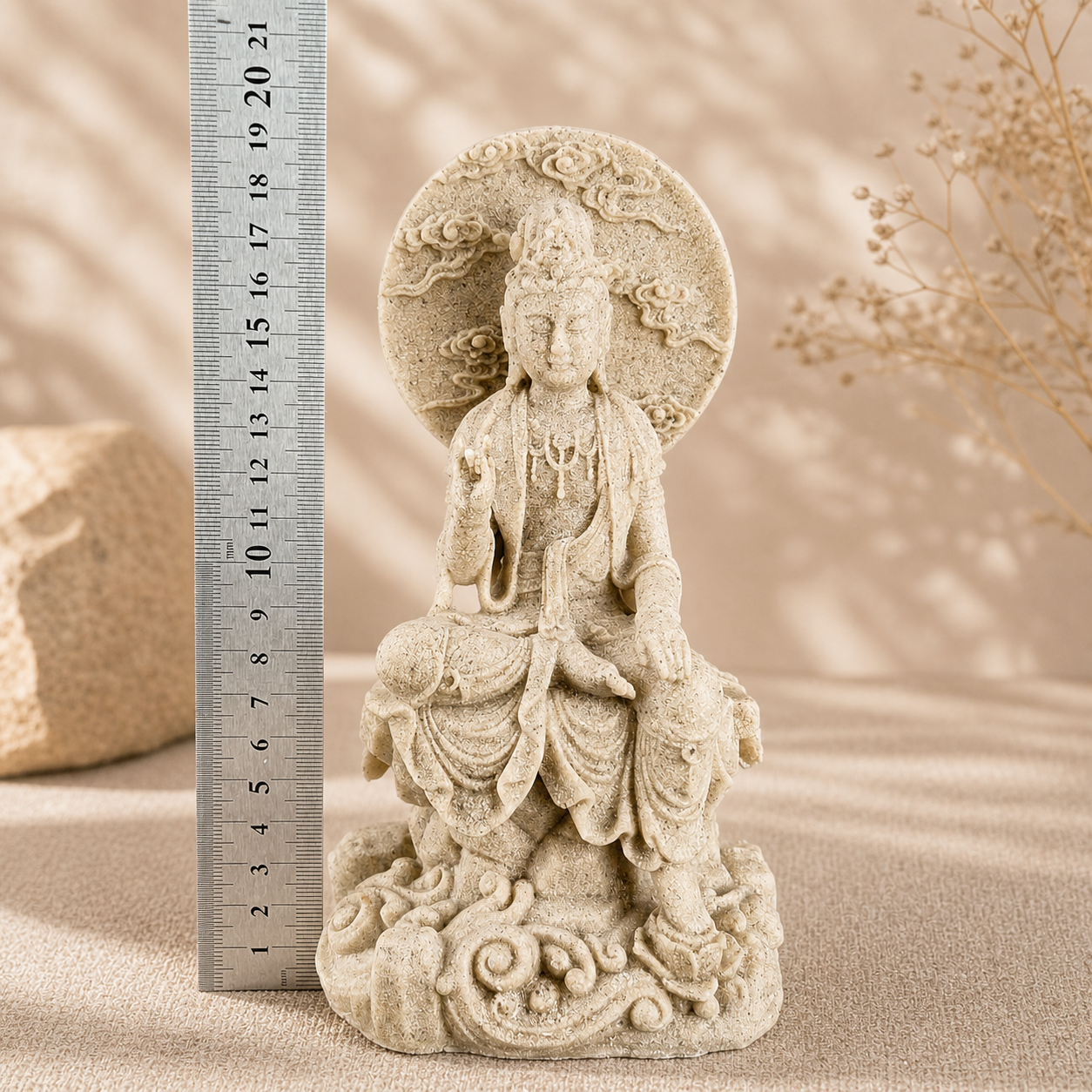 반가사유상 세로 자 옆에 반가사유상을 놓아 약 19.5cm 높이를 확인하는 모습 이미지
