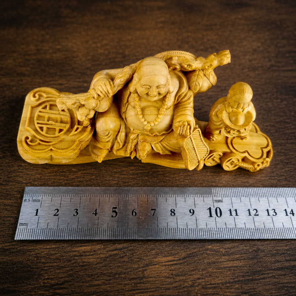 포대화상불상 가로 자와 함께 포대화상불상의 전체 길이를 확인하는 모습 이미지