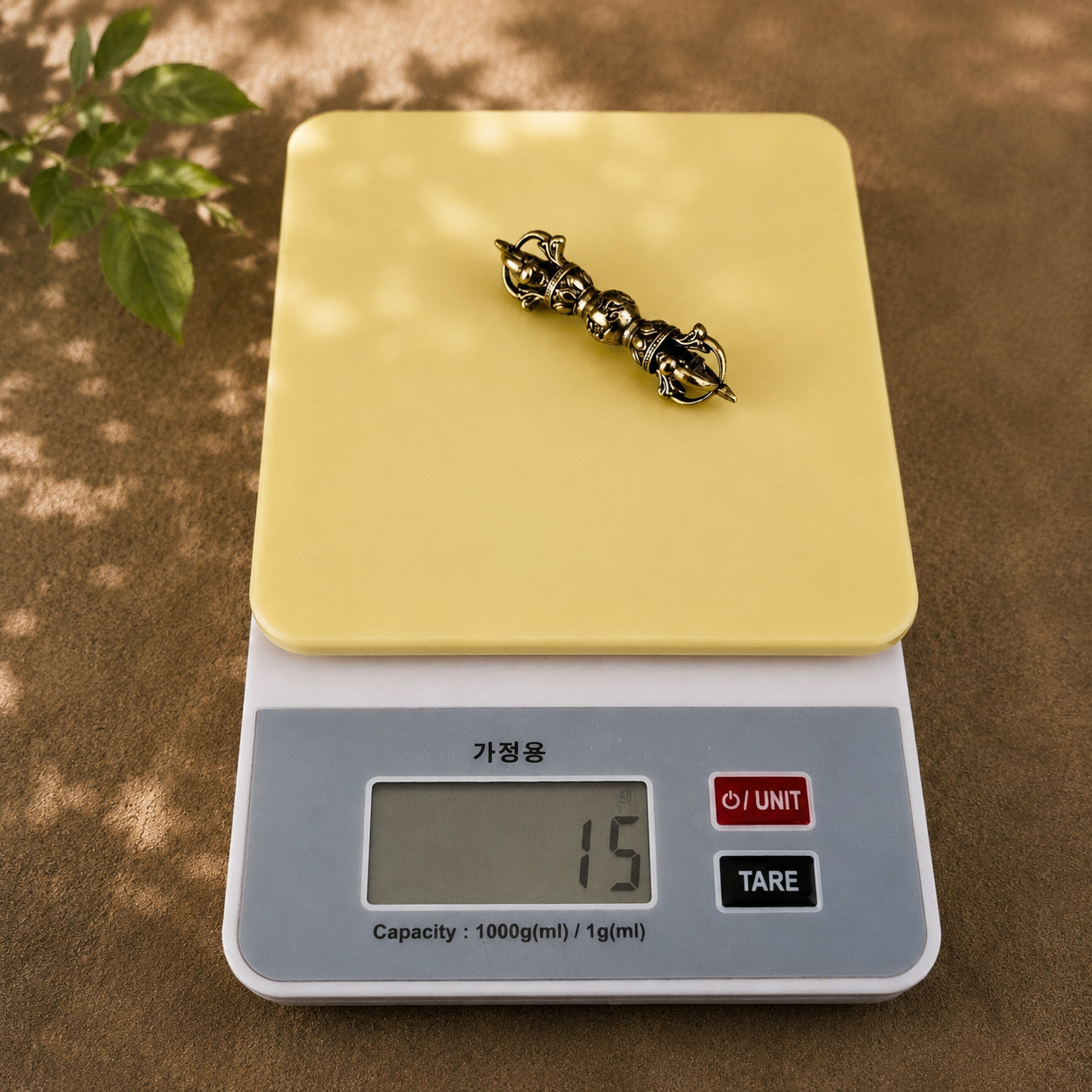 바즈라 바즈라를 전자저울에 올려 무게를 확인하는 모습 이미지