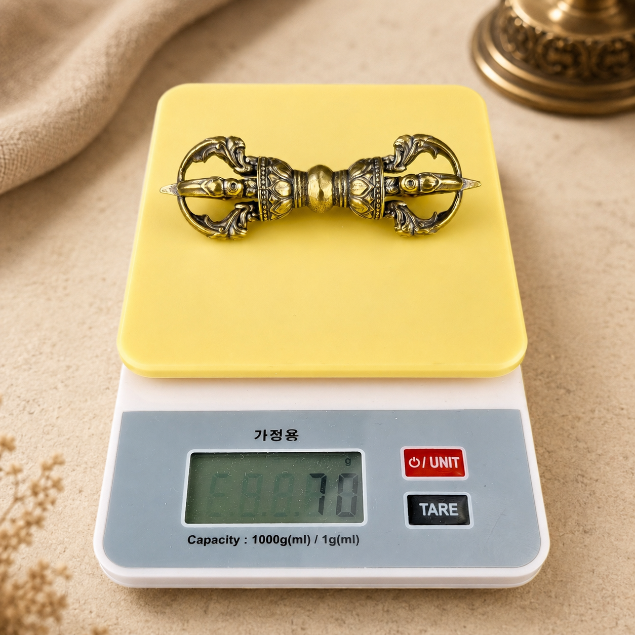 금강저 금강저를 전자저울에 올려 무게를 확인하는 모습 이미지